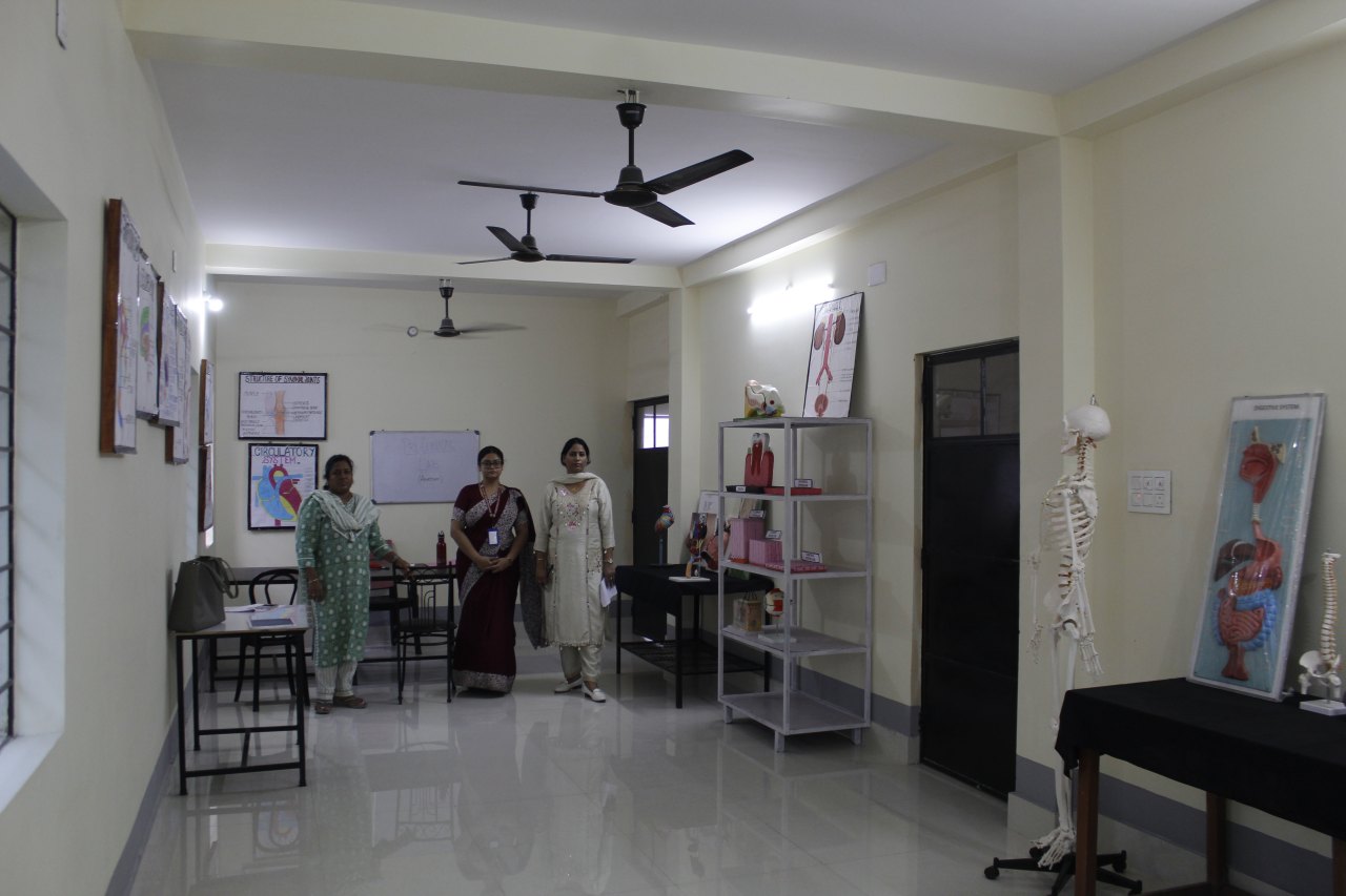 Anatomy and physiology lab with teaching models and specimens